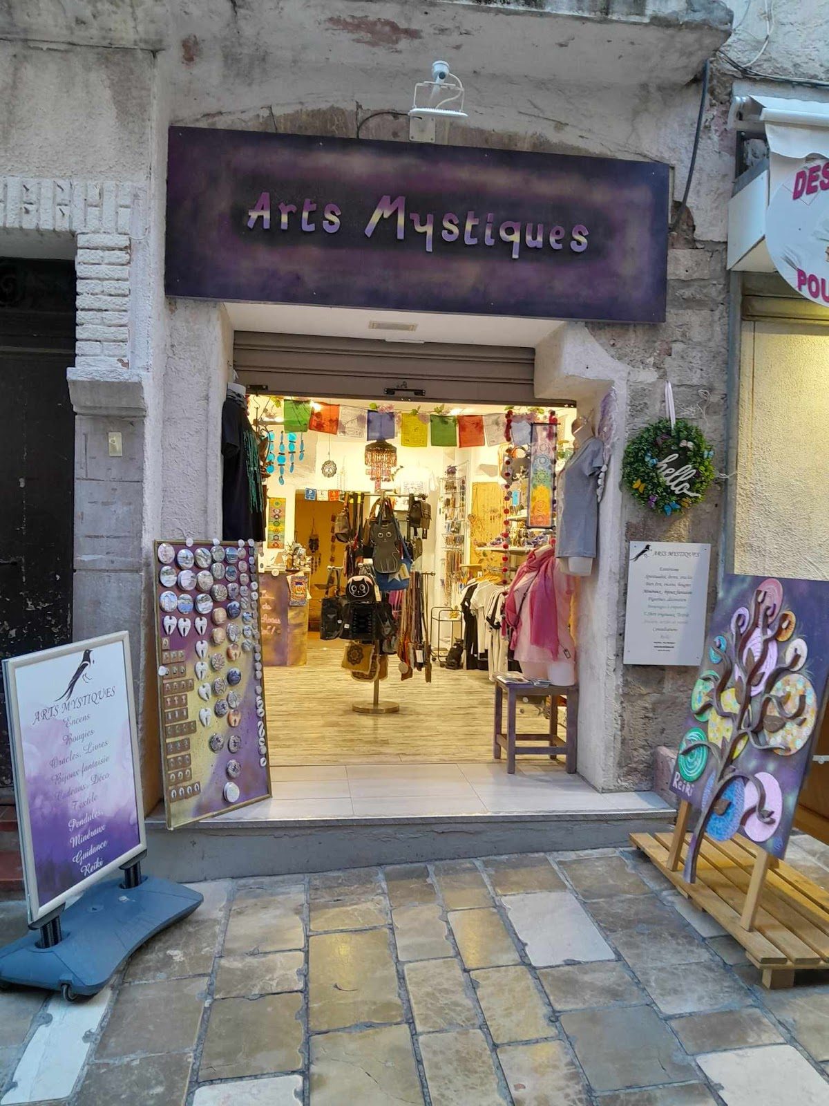 Devanture de la boutique Arts Mystiques, rue Massillon à Hyères