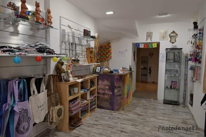 Intérieur de la boutique : étagères, sacs, textiles et objets de décoration
