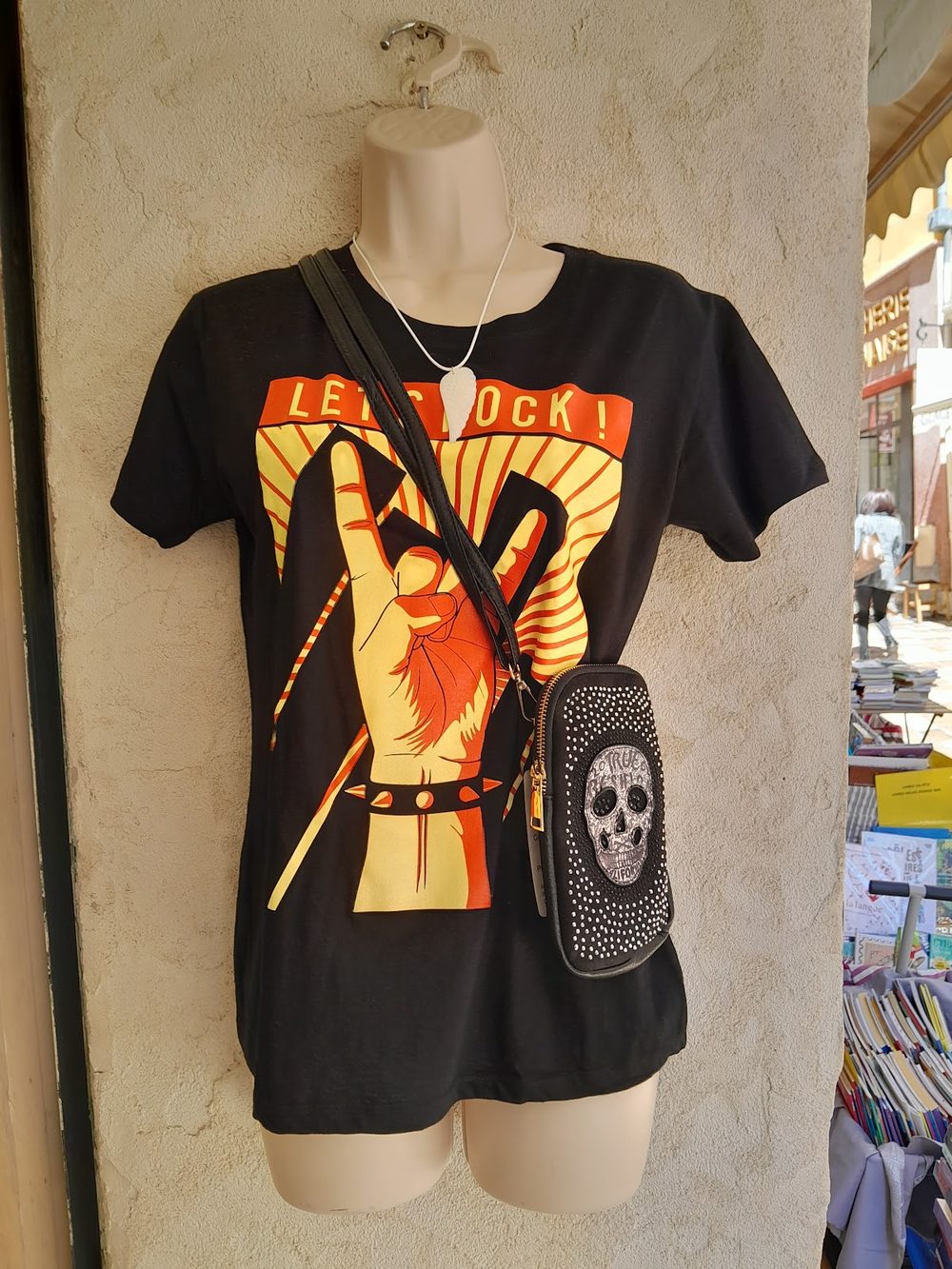 T-shirt et sac bandoulière